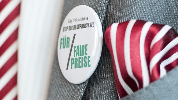 Ein Button steckt an einer Jacke bei der Lancierung der Volksinitiative &quot;Stop der Hochpreisinsel-fuer faire Preise&quot;, am Dienstag, 20. September 2016, in Bern. (KEYSTONE/Peter Schneider)