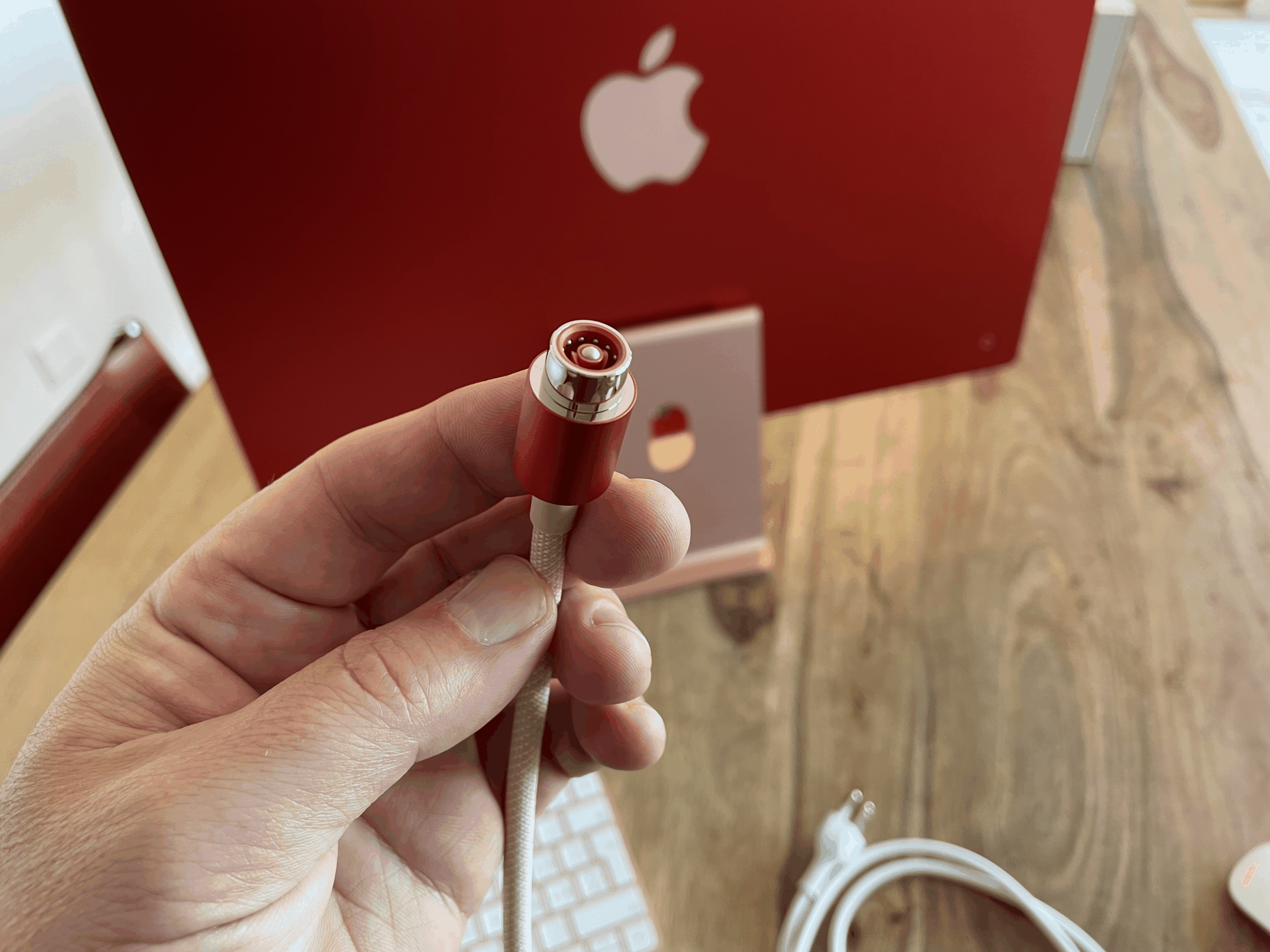 Der neue MagSafe-Stecker. Es ist eine viel festere magnetische Verbindung als bei den alten MagSafe-Kabeln, die frühere MacBooks mit Strom versorgen.