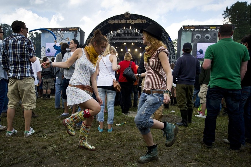 Festivalbesucher tanzen vor der Hauptbuehne am Openair St. Gallen am Freitag, 1. Juli 2011 im Sittertobel St. Gallen. (KEYSTONE/Ennio Leanza)..Festival-goers dance at the Openair St. Gallen Festival i ...