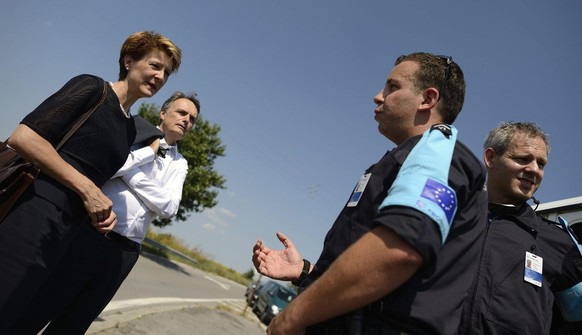 Die damalige Schweizer Justizministerin Simonetta Sommaruga (links) sprach 2014 in Bulgarien mit Schweizer Grenzwächtern, die für die EU-Grenzschutzagentur Frontex an der Grenze zwischen der Türkei un ...