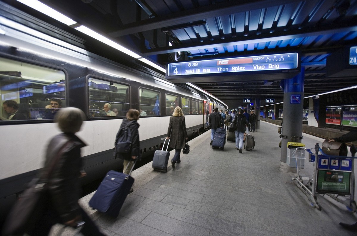 Passengers walk along the platform at Zurich Airport train station in Kloten in the canton of Zurich, Switzerland, pictured on October 3, 2008. (KEYSTONE/Gaetan Bally)

Reisende gehen am Bahnhof Zueri ...