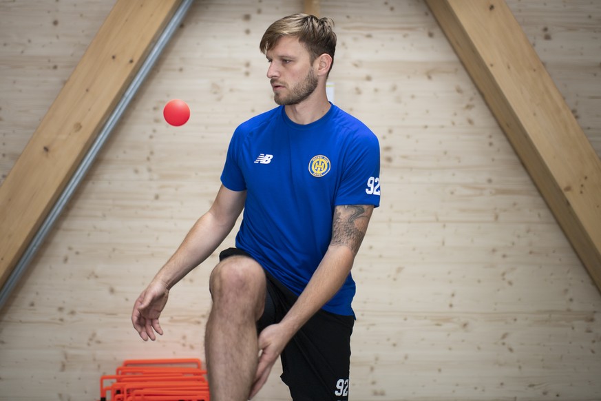 Der neue Goalie Robert Mayer beim Jonglieren im Sommertraining beim HC Davos, aufgenommen am Donnerstag, 18. Juni 2020, in Davos. (KEYSTONE/Gian Ehrenzeller)