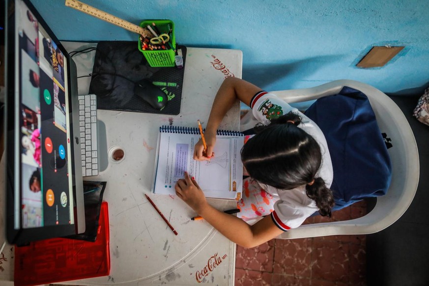 Constanza, ein Mädchen aus Acapulco, gehört zu den Privilegierten, die zuhause einen Computer mit Internetverbindung nutzen können.