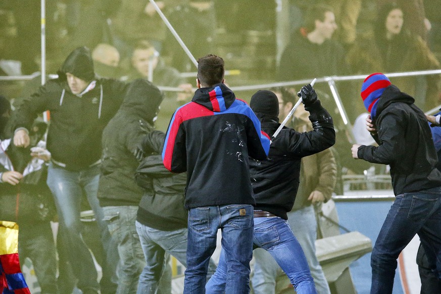 Gewaltszene nach dem Spiel FC Aarau gegen FC Basel vom letzten Mittwoch.