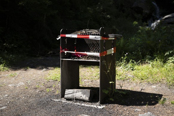 Ein offizieller Grillplatz, der wegen hoher Waldbrandgefahr mit Absperrband gesperrt ist, steht an einem Wanderweg zwischen Blatten bei Naters (VS) und Geimen, am Dienstag, 28. Juli 2026. Nachdem bere ...