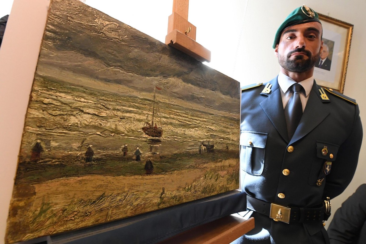 epa05563516 The painting 'The Beach At Scheveningen During A Storm' by Vincent Van Gogh is presented during an Italian investigators' press conference in Naples, Italy, 30 September 201 ...