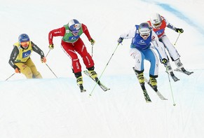 Fanny Smith (in Rot) siegt in Tegernsee souverän.