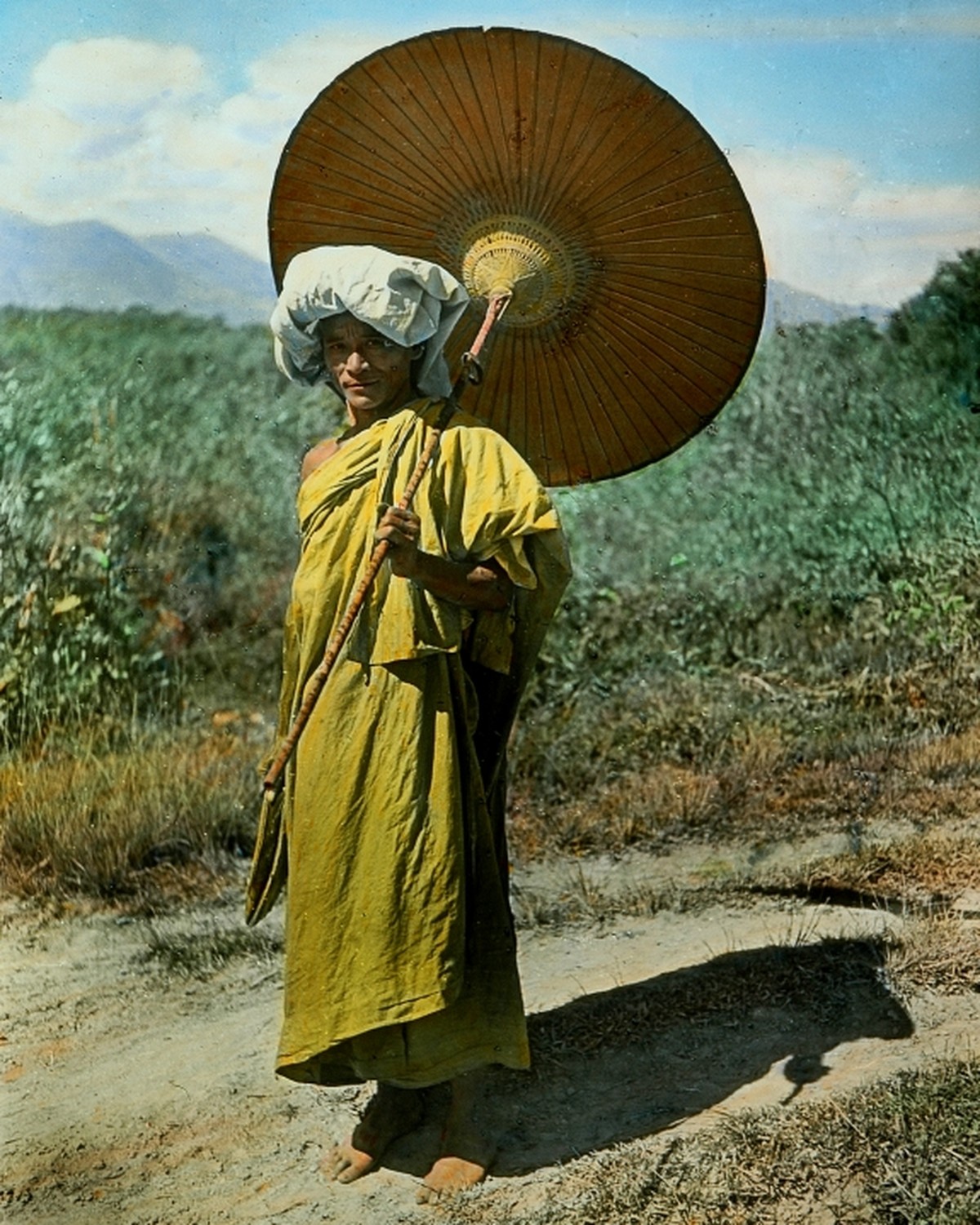 Expedition Siam, 1935. Mann im traditionellem Gewand mit Schirm

Heim, Arnold 
Titel:
Siamesischer Priester 
Beschreibung:
Expedition Siam, 1935. Mann im traditionellem Gewand mit Schirm 
Datierung:
2 ...