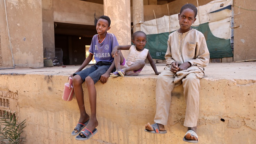 epa10578769 Sudanese children wait on a street while looking for drinking water after supplies were affected due to the ongoing fighting between Sudanese army and paramilitaries of the Rapid Support F ...