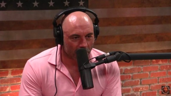 Comedian Joe Rogan hat einen Podcast, der von Millionen gehört wird.