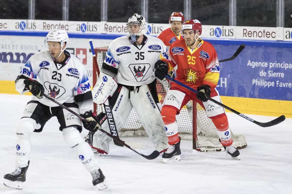 De gauche a droite l'attaquant fribourgeois Samuel Walser, le gardien Fribourgeois Connor Hughes et l'attaquant valaisan Thibaut Monnet, lors du match de 1/16 de finale de Coupe Suisse Swiss ...