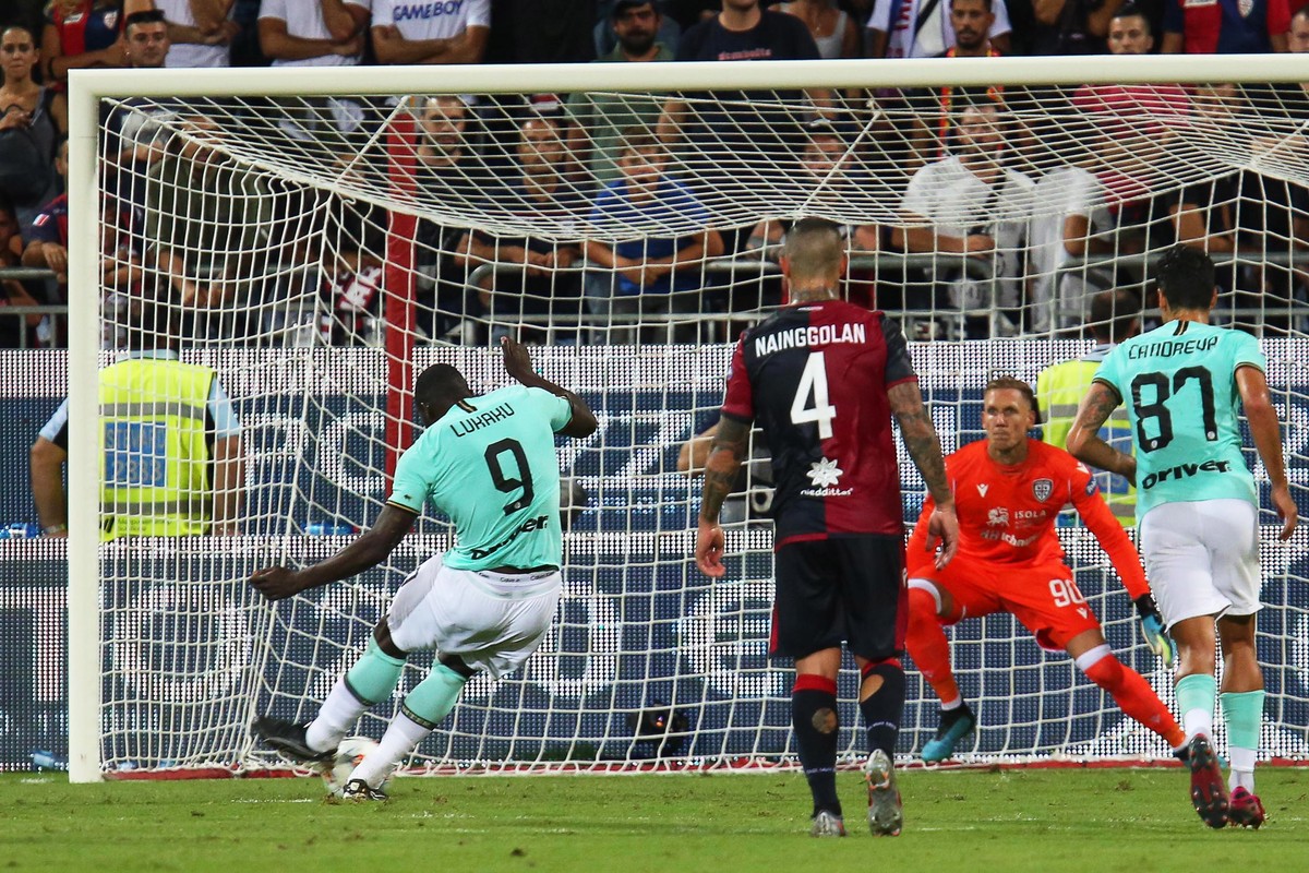 epa07811709 Inter's Romelu Lukaku (L) scores the 2-1 lead from the penalty spot during the Italian Serie A soccer match between Cagliari Calcio and Inter Milan at Sardegna Arena Stadium in Caglia ...