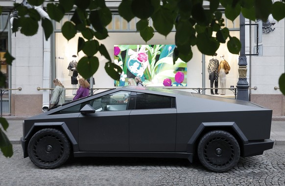 epa12382727 A Tesla Cybertruck car parks in central St. Petersburg, Russia, 16 September 2025. EPA/ANATOLY MALTSEV