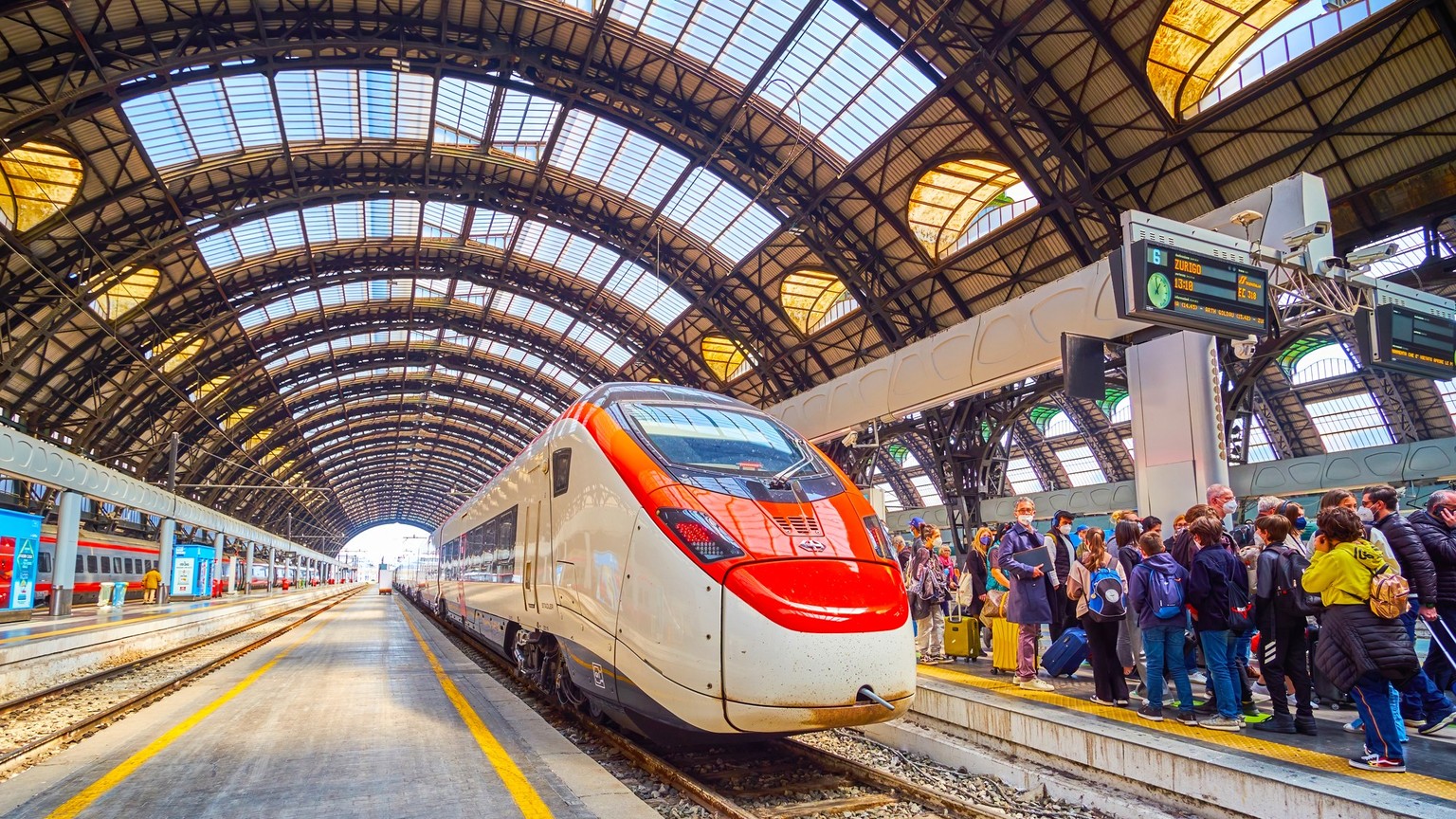 MILAN, ITALY - APRIL 11, 2022: Fast Intercity train of Swiss Railways on the platform in Milano Centrale station, on April 11 in Milan, Italy xkwx Italia, Italy, Lombardia, Lombardy, Milan, Milano, Mi ...