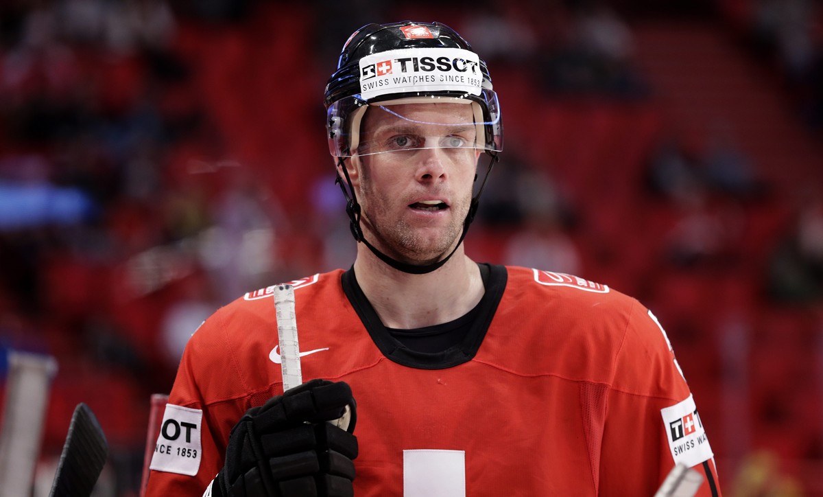 ARCHIVBILD ZUM RUECKTRITT VON EISHOCKEYSPIELER RYAN GARDNER, AM MITTWOCH, 7. FEBRUAR 2018 - Switzerland's Ryan Gardner arrives on the bench, during the IIHF Ice Hockey World Championships prelimi ...
