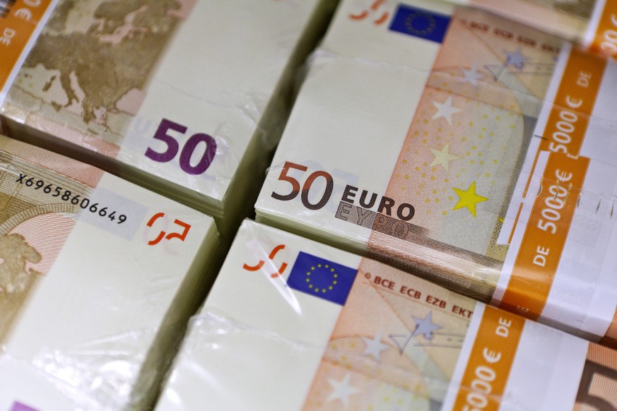 Bundles of bank notes of Euros at the bank vault of the "Zuercher Kantonalbank" bank, pictured on August 9, 2011 in Zurich, Switzerland. (KEYSTONE/Martin Ruetschi)