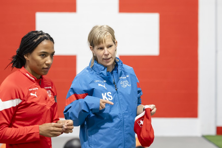 Switzerland&#039;s sports psychologist Kathrin Staufenbiel, right, speaks to Eseosa Aigbogun, left, before a training session on the training ground Tahuna Park in Dunedin, New Zealand on Tuesday July ...