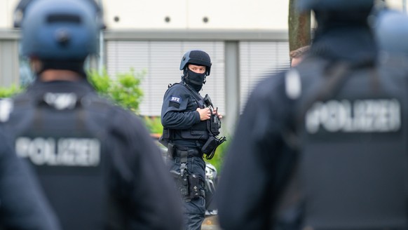 15.05.2024, Nordrhein-Westfalen, Wachtberg: Ein Aufgebot von Polizeikr