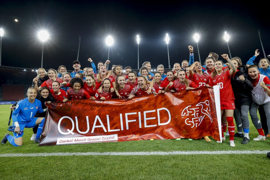 Team Switzerland celebrates the victory after the FIFA Women's World Cup 2023 qualifying round group G soccer match between the national soccer teams of Switzerland and Wales, at the Letzigrund stadiu ...