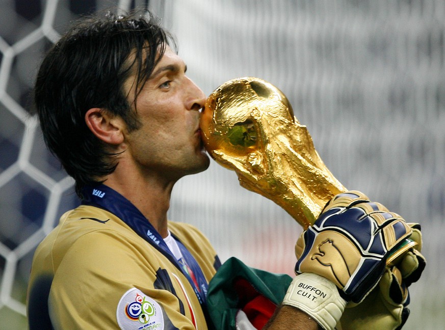 ARCHIV - AM 17. MAI 2018 GAB TORHUETER GIANLUIGI BUFFON NACH 17 JAHREN UND NEUN MEISTERTITELN UNTER TRAENEN SEINEN ABGANG BEI JUVENTUS TURIN BEKANNT. - Italy's goal keeper Gianluigi Buffon kisses ...