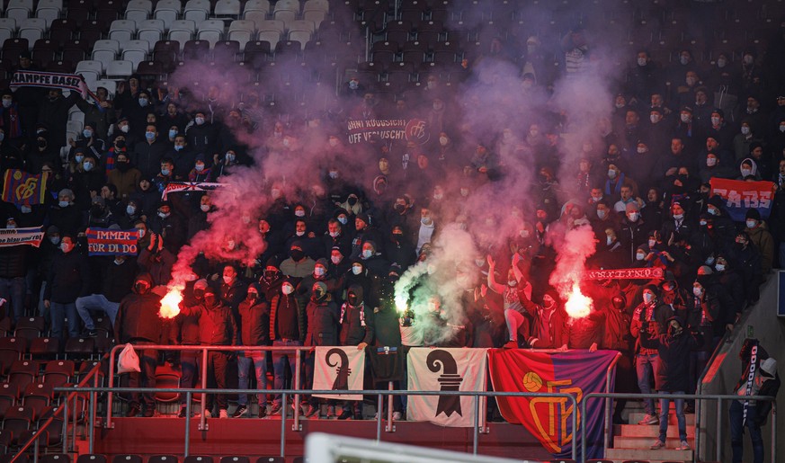 Les supporters balois sont photographies lors de la rencontre de football de Super League entre le Servette FC, SFC, et le FC Basel 1893, FCB, ce dimanche 12 decembre 2021 au stade de Geneve a Geneve. ...