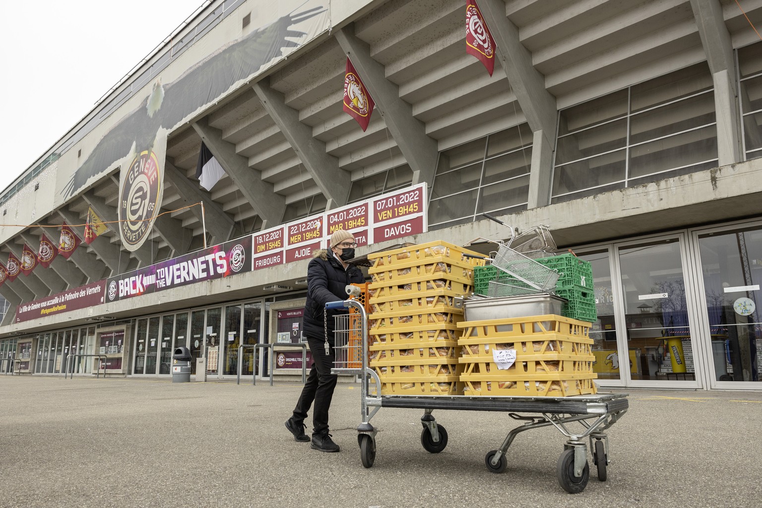 A food seller leaves the ice stadium Les Vernets with his commodity after the game Geneve-Servette HC against Fribourg is Cancelled due to several cases of coronavirus COVID 19 detected in the Geneve- ...