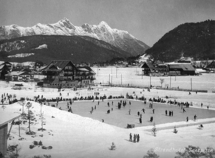 The hotel Seespitze in St. Moritz, Switzerland. The hotel Seespitze in St. Moritz, Switzerland. Holiday makers ice skating. PUBLICATIONxNOTxINxUKxFRAxBELxNEDxITAxDENxNORxSWExPOLxJPNxKORxTPE Copyright: ...