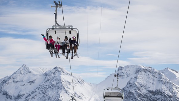 ZU EINER AKTUELLEN ERHEBUNG UEBER DEN ZUSTAND DER SCHWEIZER BERGBAHNEN, STELLEN WIR IHNEN AM DONNERSTAG, DEM 9. APRIL 2015, FOLGENDES ARCHIVBILD ZUR VERFUEGUNG - Skifahrer nehmen den Sesselift aufs Pl ...