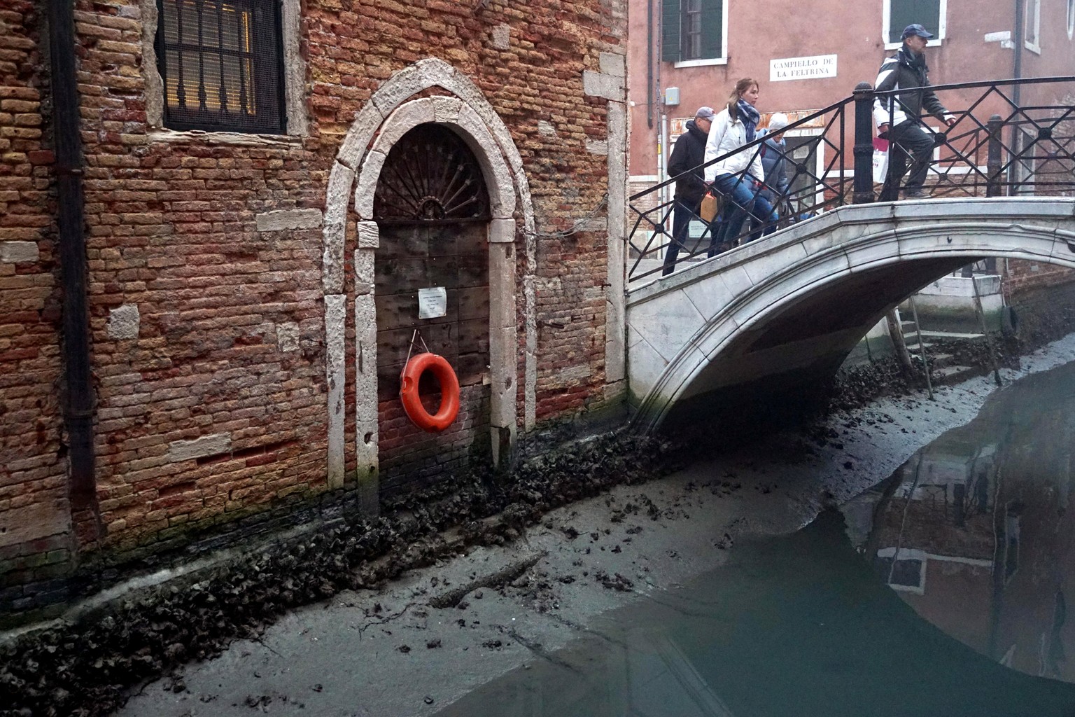 epa10473375 An internal canal during a low tide in Venice, Italy, 17 February 2023. Venice has been struggling for many days with a low tide, which is beginning to create serious problems also for nav ...