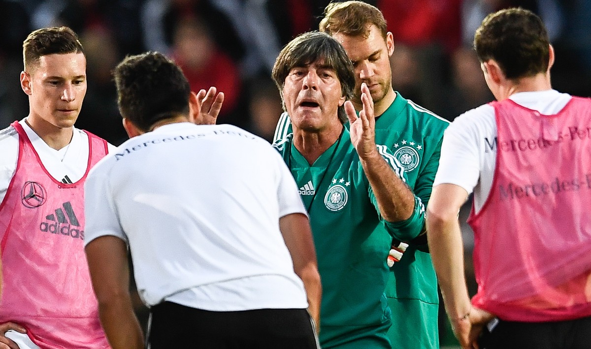 epa07081372 German national soccer team's head coach Joachim Loew (C) leads a training session in Berlin, Germany, 09 October 2018. Germany will face Netherlands in their UEFA Nations League socc ...
