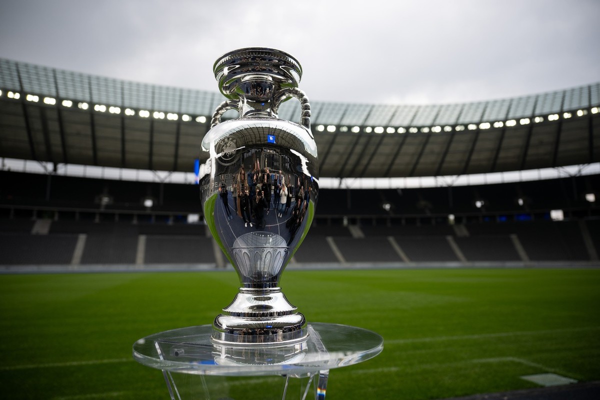 ARCHIV - 24.04.2024, Berlin: Der EM-Pokal steht w�hrend einer Pr�sentation im Berliner Olympiastadion, dem Austragungsort des Endspiels. Um diesen Pokal geht es bei der EM, aber auch um viel Geld f�r  ...