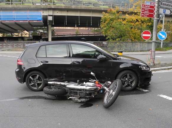 Töfffahrerin bei Kollision mit Auto in Seewen SZ verletzt