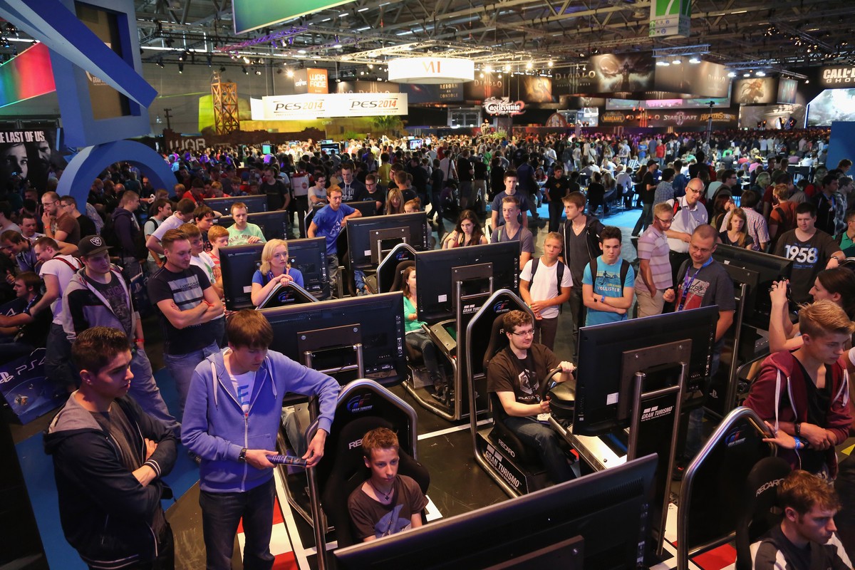 COLOGNE, GERMANY - AUGUST 22: Gaming enthusiasts try out games on the new Sony Playstation 4 at the Gamescom 2013 gaming trade air on August 22, 2013 in Cologne, Germany. Gamescom is the world's  ...