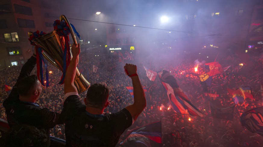 Die Mannschaft des FC Basel 1893 feiert mit dem Pokal fuer den Meistertitel, auf dem Balkon des Restaurants PapaJoe&#039;s bei der offiziellen Meisterfeier, auf dem Barfuesserplatz in Basel, am Sonnta ...