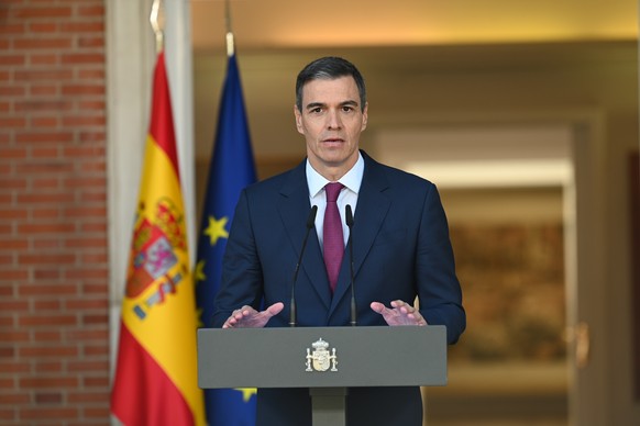 epa11308212 A handout photo made available by Moncloa Palace shows Spain&#039;s Prime Minister Pedro Sanchez giving a statement to the press to communicate his decision of not resigning from his post, ...