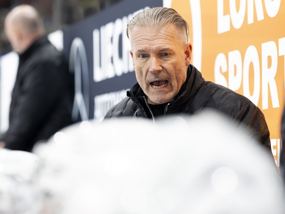 Head Coach Geoff Ward (LHC) spricht mit seinen Spielern, im sechsten Eishockey Playoff Halbfinalspiel der National League zwischen dem HC Fribourg-Gotteron (HCFG) und dem Lausanne HC (LHC), am Donners ...