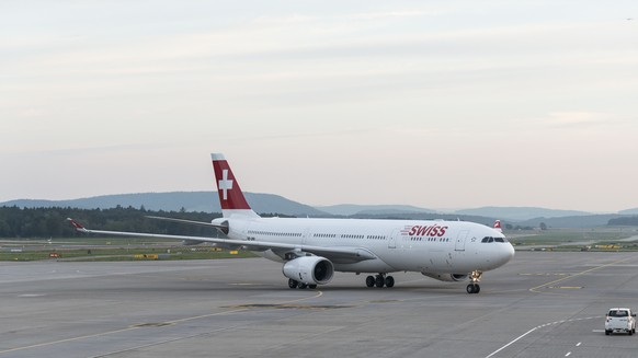 ARCHIV --- ZU DEN HALBJAHRESZAHLEN VON SWISS STELLEN WIR IHNEN FOLGENDES BILD ZUR VERFUEGUNG --- A Swiss International Air Lines Airbus A330 lands at Zurich Airport in Kloten in the Canton of Zurich,  ...