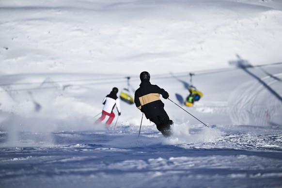 Skifahrer geniessen die Abfahrt bei der Eroeffnung der Skisaison, am Samstag, 19. November 2022, auf Parsenn in Davos. (KEYSTONE/Gian Ehrenzeller)
