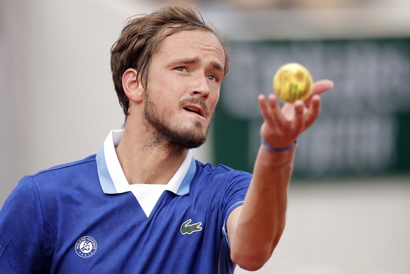 epa09971306 Daniil Medvedev of Russia plays Facundo Bagnis of Argentina in their men?s first round match during the French Open tennis tournament at Roland ?Garros in Paris, France, 24 May 2022. EPA/Y ...