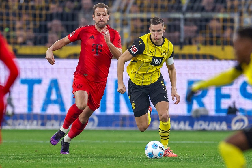 30.11.2024, Borussia Dortmund - FC Bayern M�nchen, 1. Fu�ball Bundesliga, 12. Spieltag, Signal Iduna Park, Saison 2024 2025: Harry Kane Bayern 9 gegen Nico Schlotterbeck BVB 4 Zweikampf DFB regulation ...