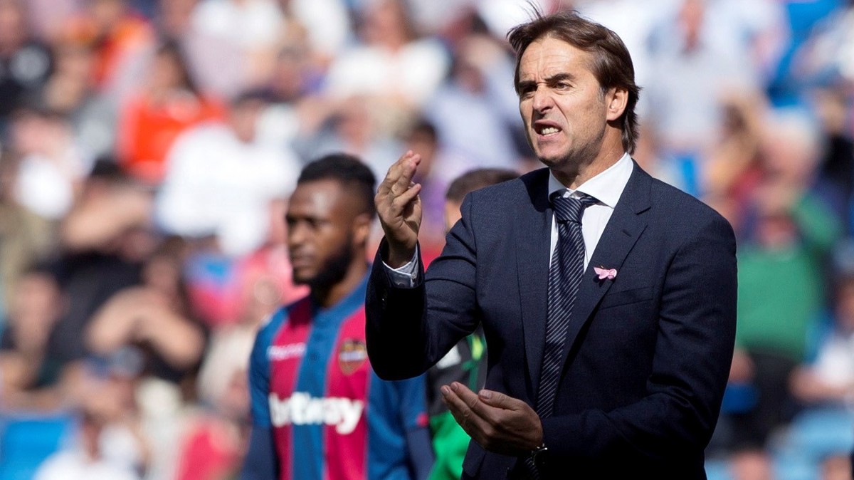 epa07106864 Real Madrid's head coach Julen Lopetegui reacts during the Spanish La Liga soccer match between Real Madrd and Levante UD at Santiago Bernabeu stadium in Madrid, Spain, 20 October 201 ...