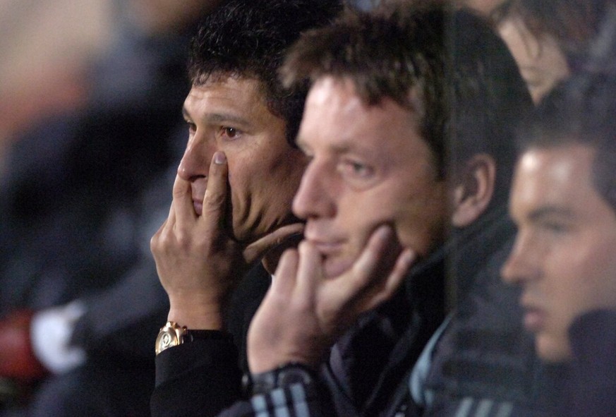 Trainer Krassimir Balakov , links, sieht sich das Fussballspiel FC St. Gallen gegen den BSC Young Boys am Samstag, 1. Dezember 2007, im Stadion Espenmoos in St. Gallen. (KEYSTONE/Regina Kuehne)