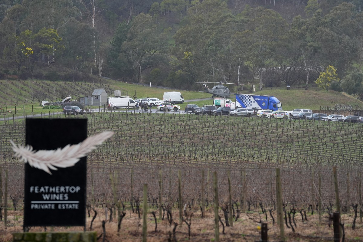 epa12325340 Victorian Police officers prepare at a staging area at Feathertop Winery in Porepunkah in Victoria, Wednesday, August 27, 2025. A significant search is underway for a "heavily armed&q ...