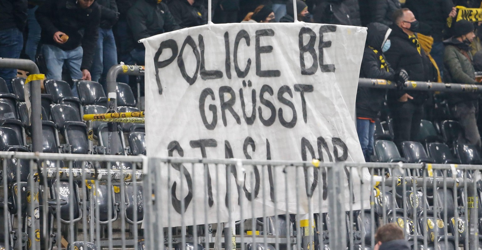 Die YB-Fans protestieren gegen die Aktion der Berner Polizei, FCB-Fans bereits am Bahnhof abzufangen.