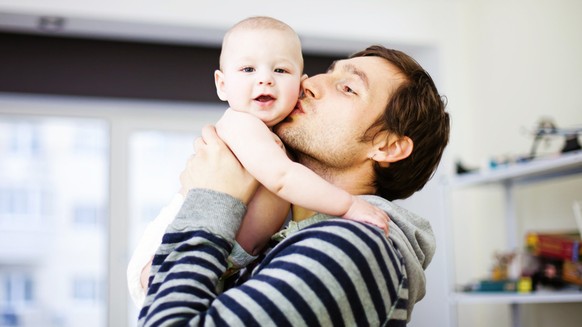 Väter erhalten in der Schweiz weiterhin keinen bezahlten Urlaub nach der Geburt eines Kindes.