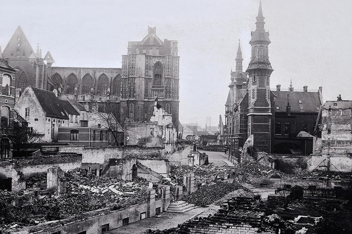 Die belgische Stadt Leuven liegt nach der Zerstörung durch die deutschen Armee im Ersten Weltkrieg in Trümmern, um 1914.
https://commons.wikimedia.org/wiki/File:Lovaina,_destrucciones_I_Guerra_Mundial ...