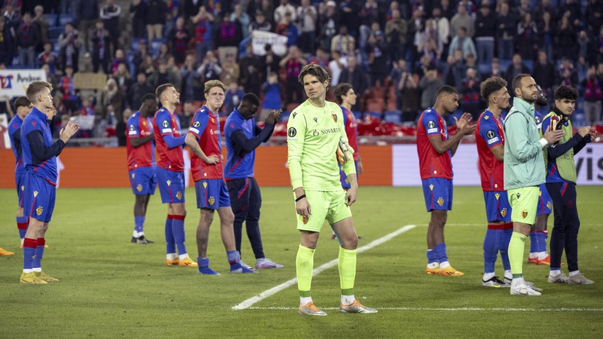 Basel&#039;s disapgoalkeeper Marwin Hitz, center, after the UEFA Conference League semifinal second leg match between Switzerland&#039;s FC Basel 1893 and Italy&#039;s ACF Fiorentina at the St. Jakob- ...