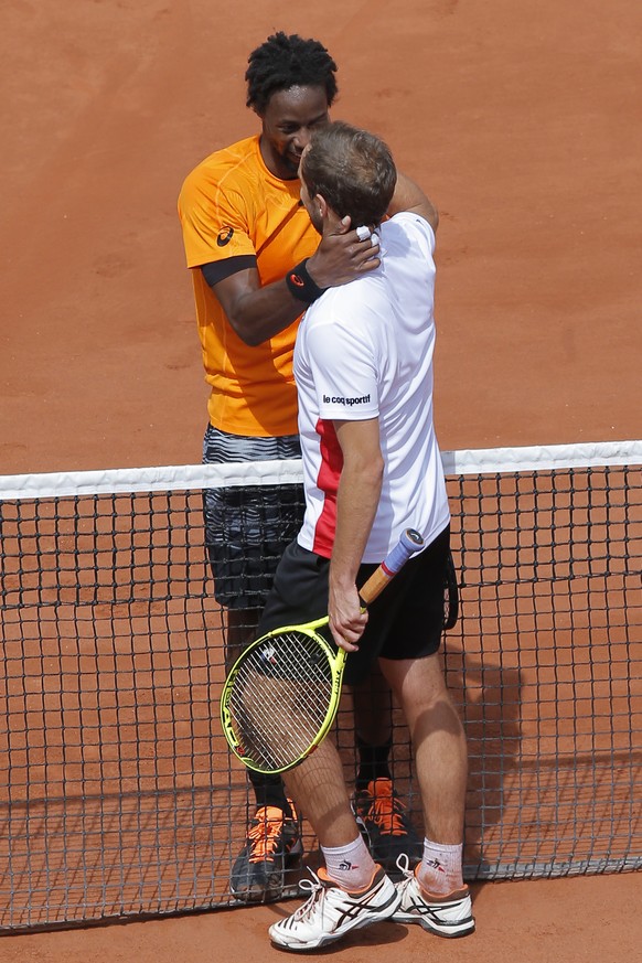 France&#039;s Richard Gasquet greets France&#039;s Gael Monfils, top, after withdrawing with an injury from his third round match at the French Open tennis tournament at the Roland Garros stadium, in  ...