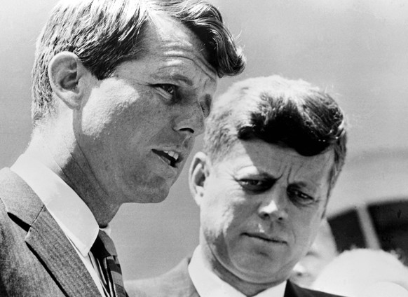 Bildnummer: 59975373 Datum: 01.01.1900 Copyright: imago/United Archives International
The Kennedy Brothers attorney general Robert Kennedy (left) and US President John Kennedy (right) stand shoulder  ...