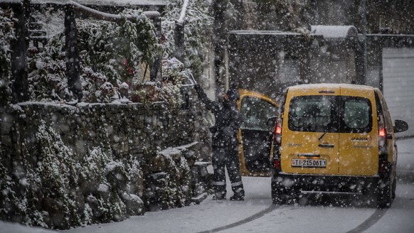Die Post wird auch bei starkem Schneefall ausgeliefert in Golino, am Freitag, 4. Dezember 2020. Das Tessin ist am Freitagmorgen unter einer Schneedecke aufgewacht. Es galt Gefahrenstufe vier von f
